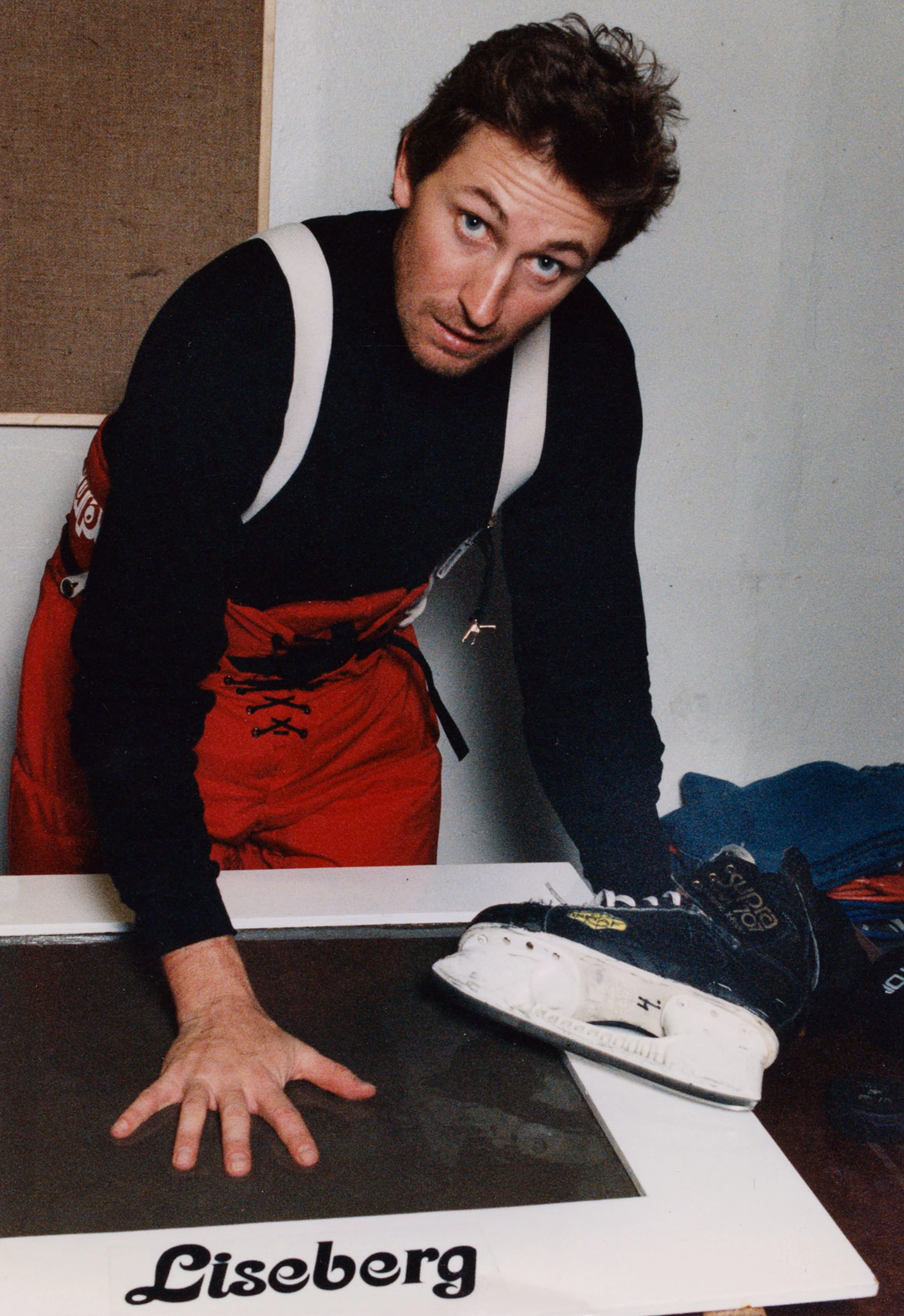 Wayne Gretzky lämnar handavtryck till Hedersplatsen 1994.