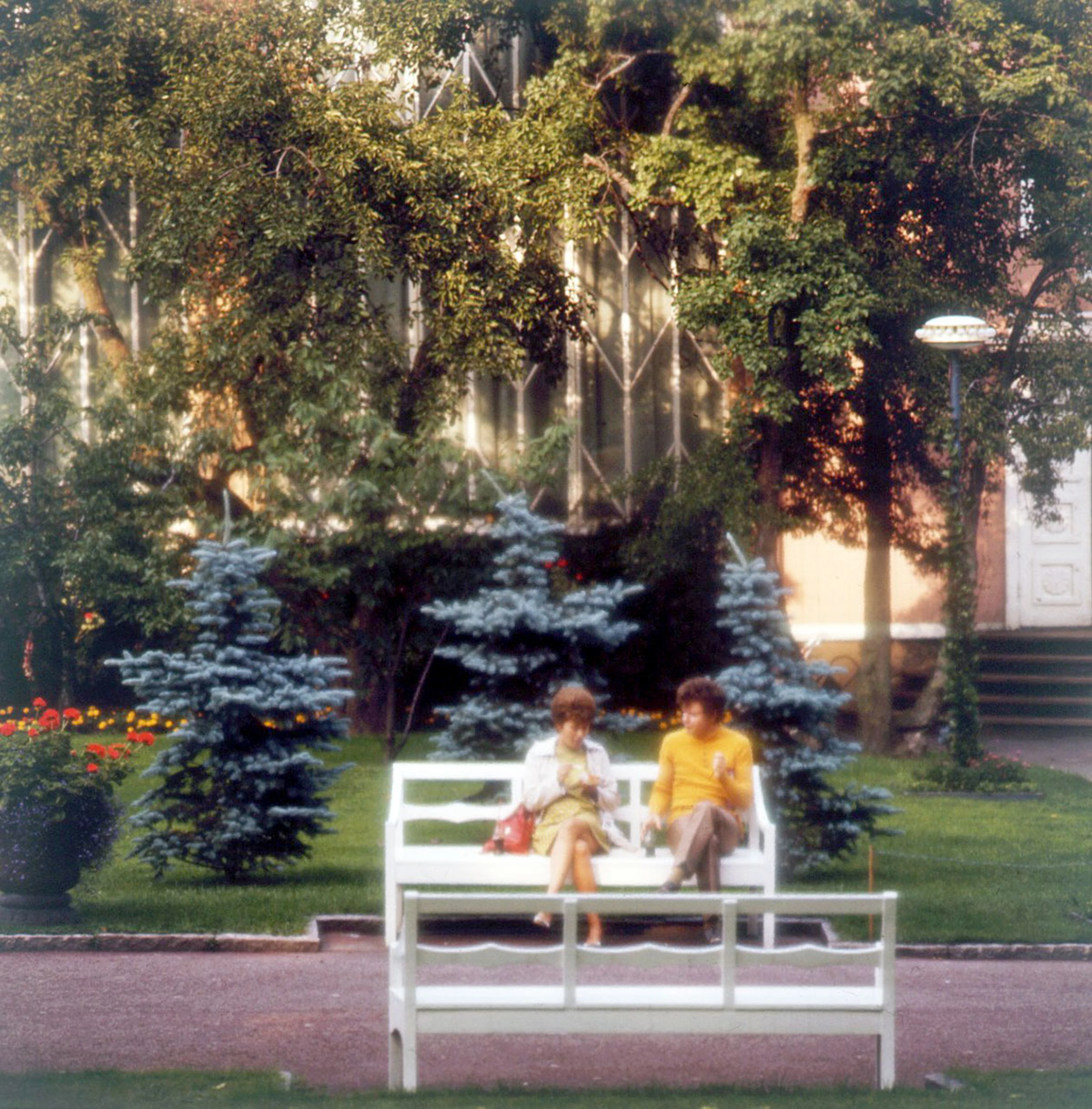 Avkoppling på en parkbänk 1971.