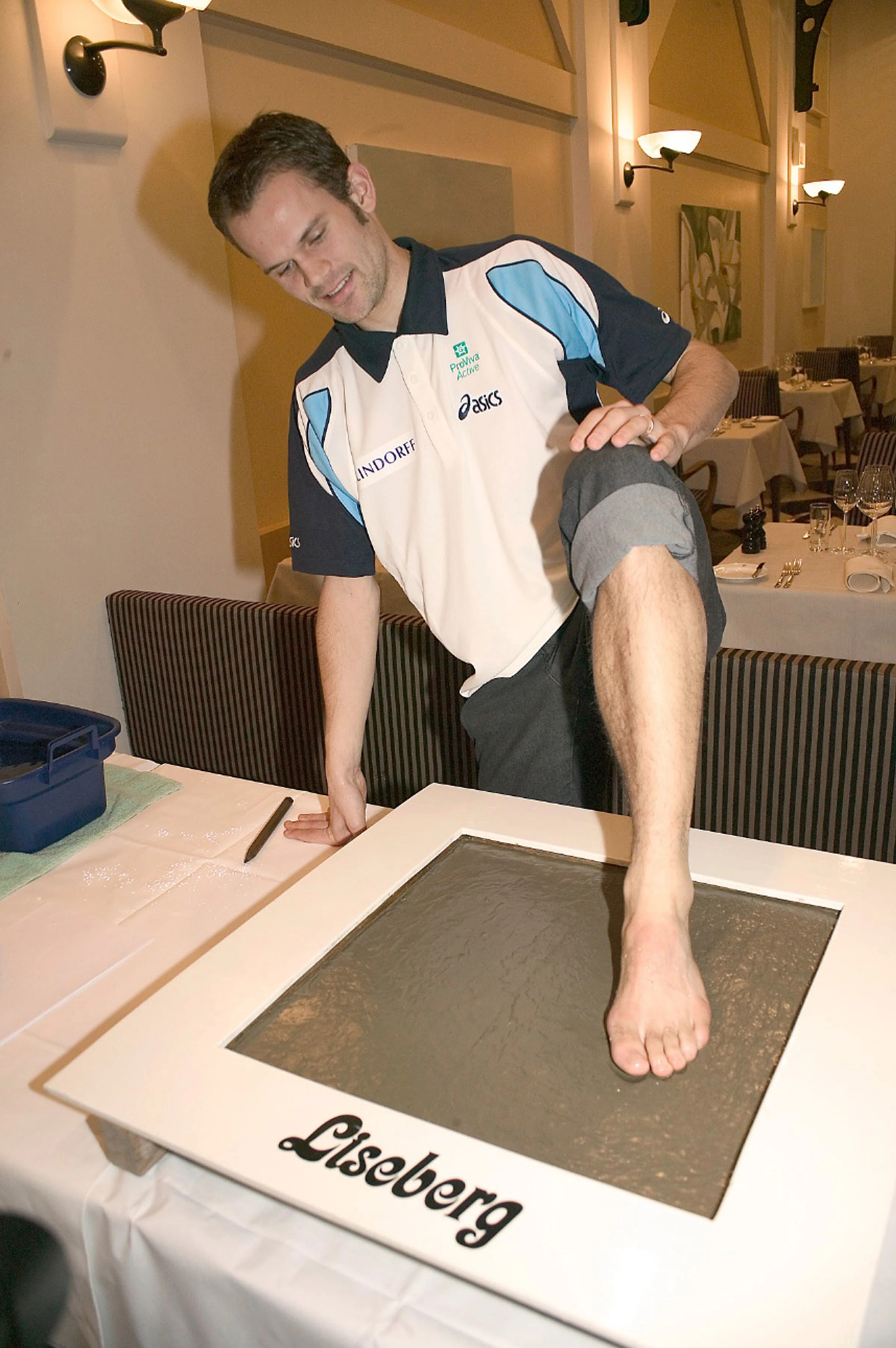 Stefan Holm lämnar fotavtryck till Hedersplatsen 2005.