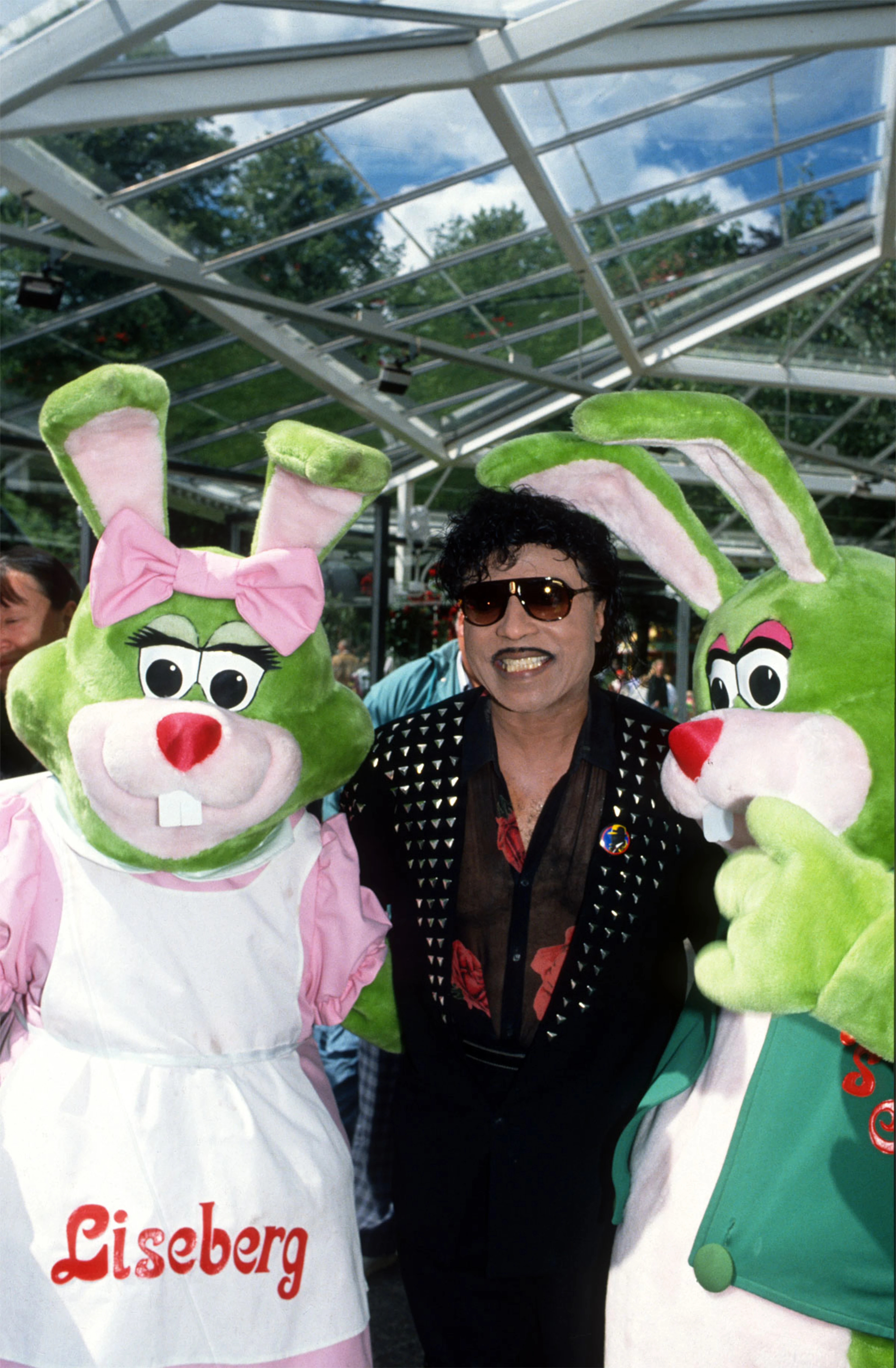 Sångaren Little Richard tillsammans med två Lisebergskaniner i samband med att Richard lämnade handavtryck till Hedersplatsen den 4 juli 1990.