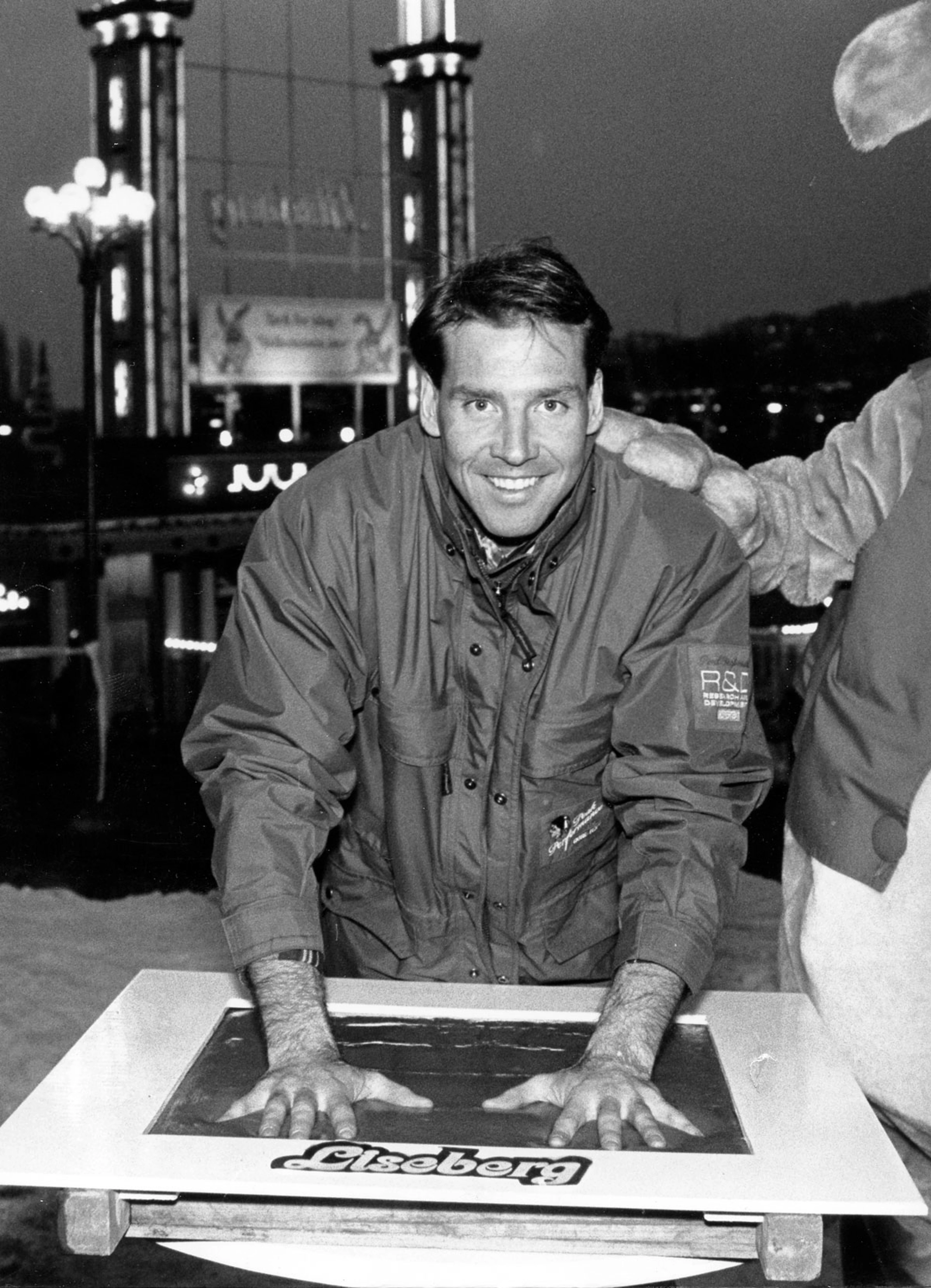 Längdskidåkaren Torgny Mogren lämnar handavtryck till Hedersplatsen 1992.