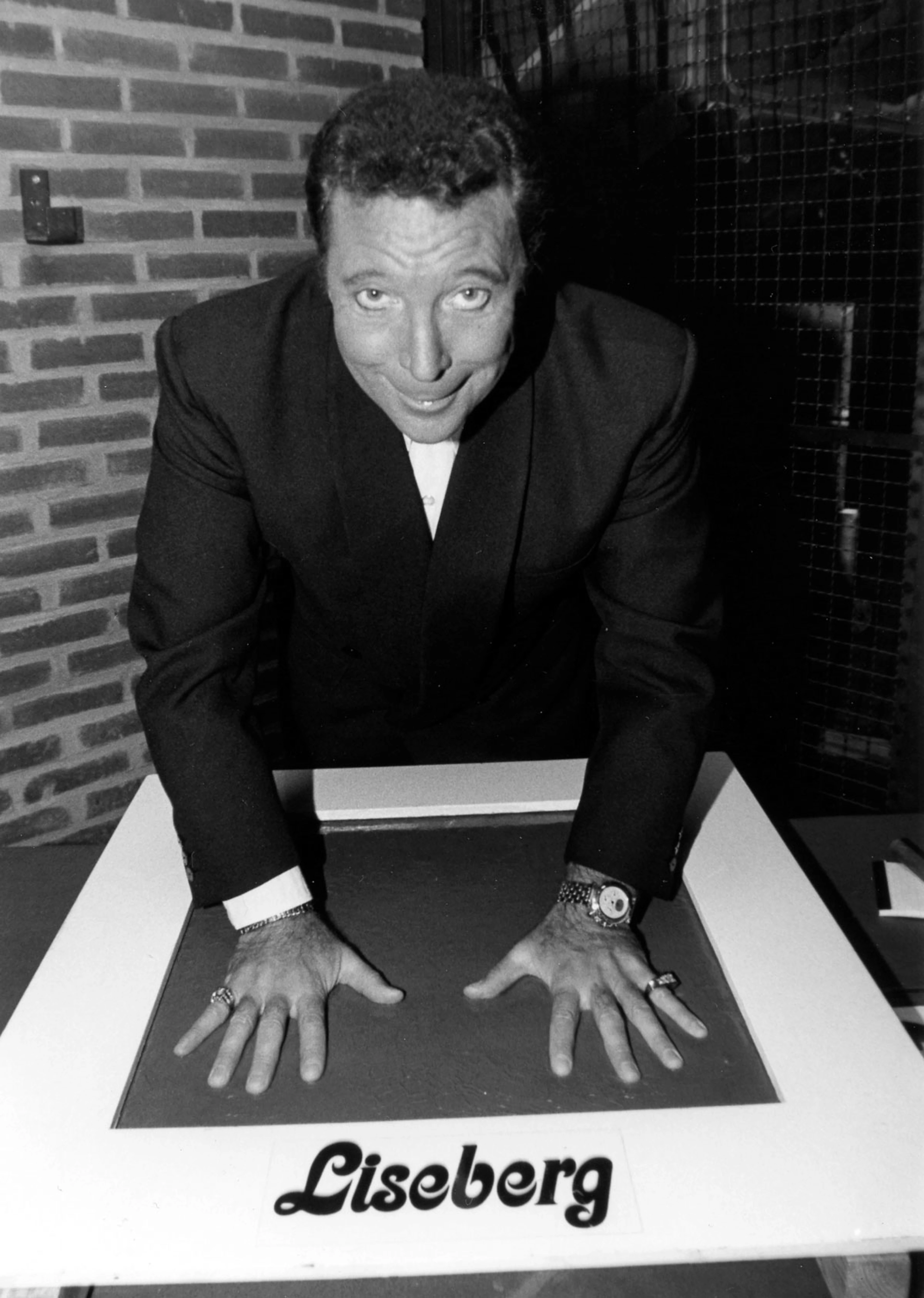 Sångaren Tom Jones lämnar handavtryck till Hedersplatsen 1990.