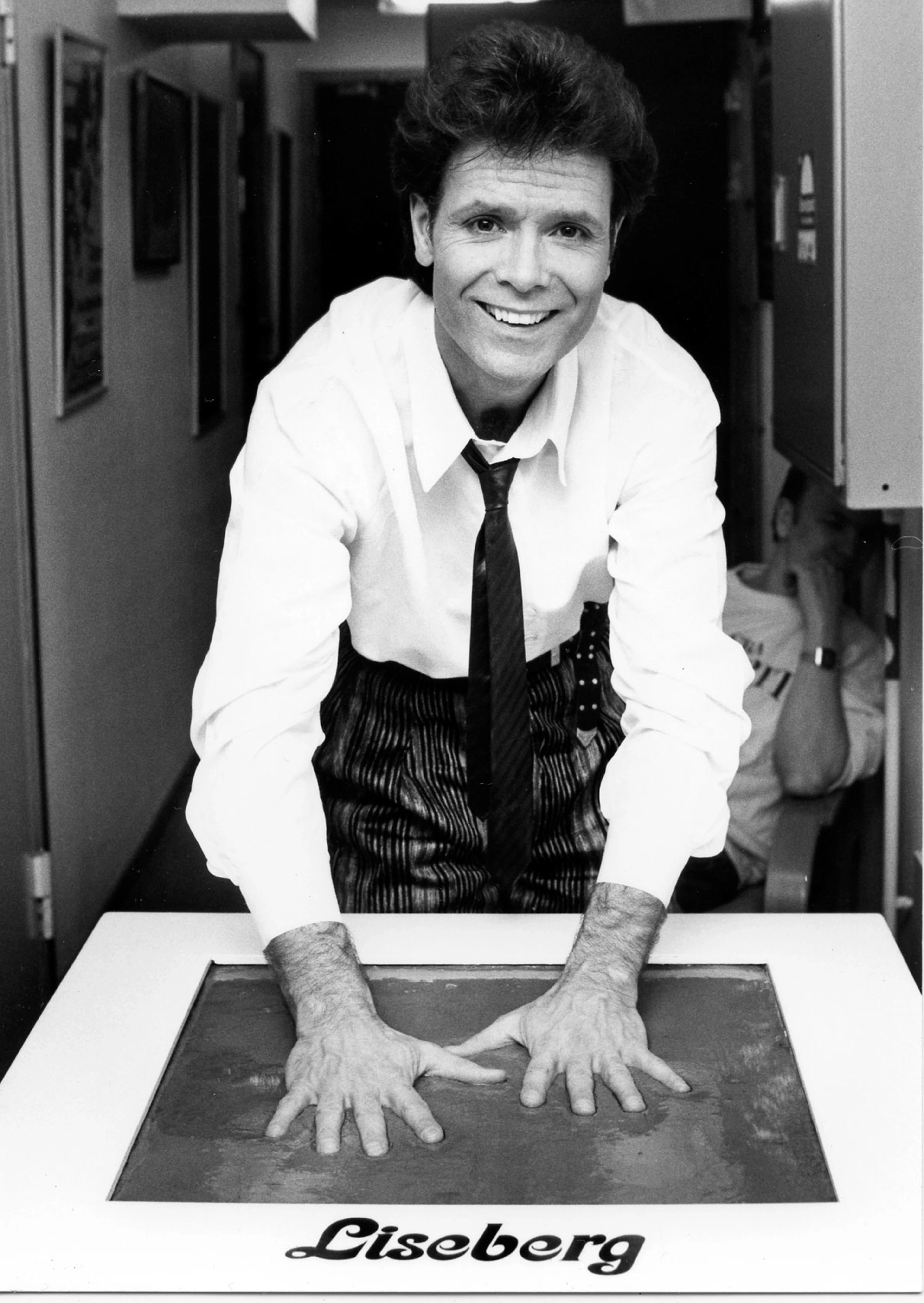 Cliff Richard lämnar handavtryck till Hedersplatsen 1987.