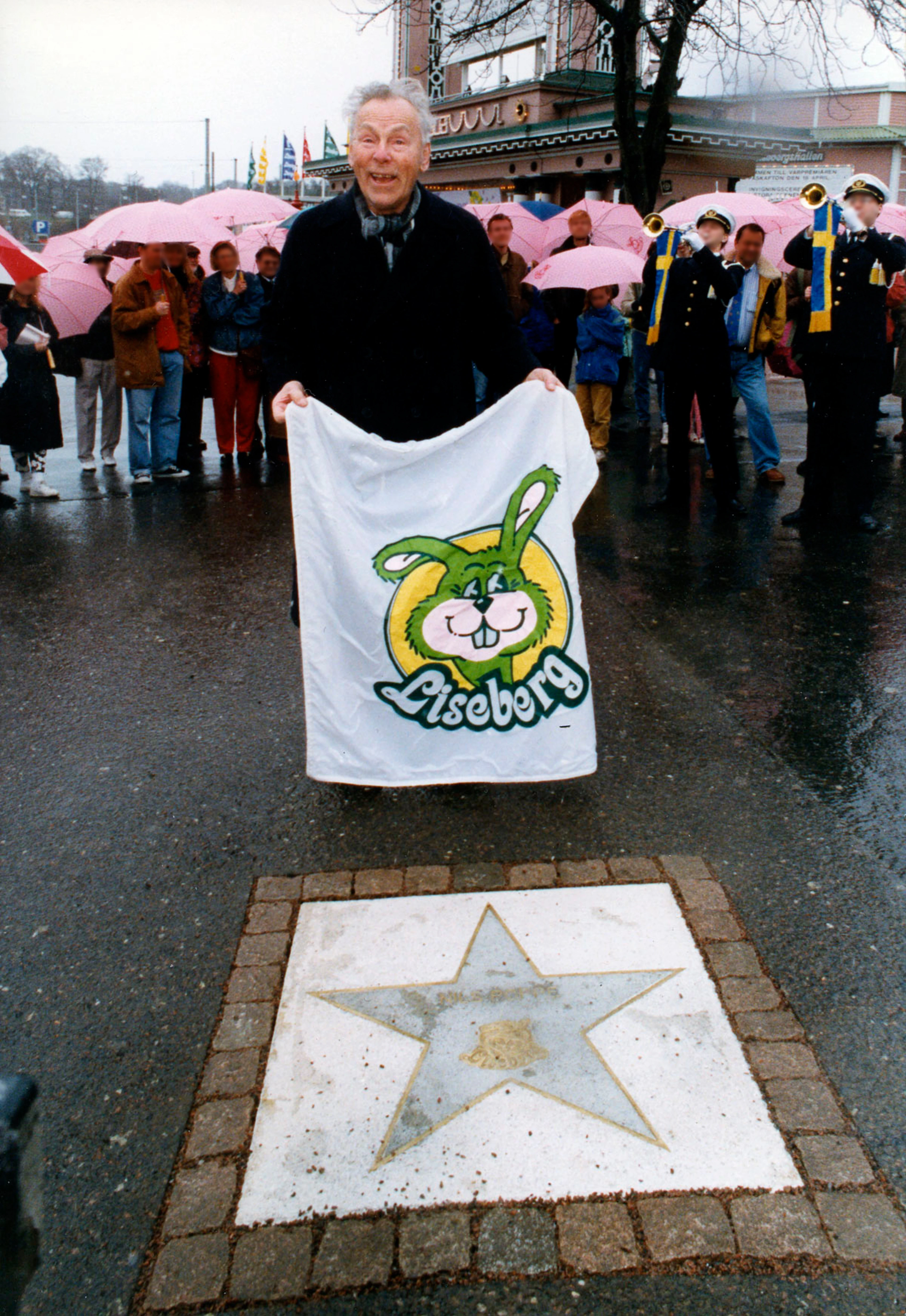 Skådespelaren Nils Poppe avtäcker sin stjärna på Stjärnvägen 1992.