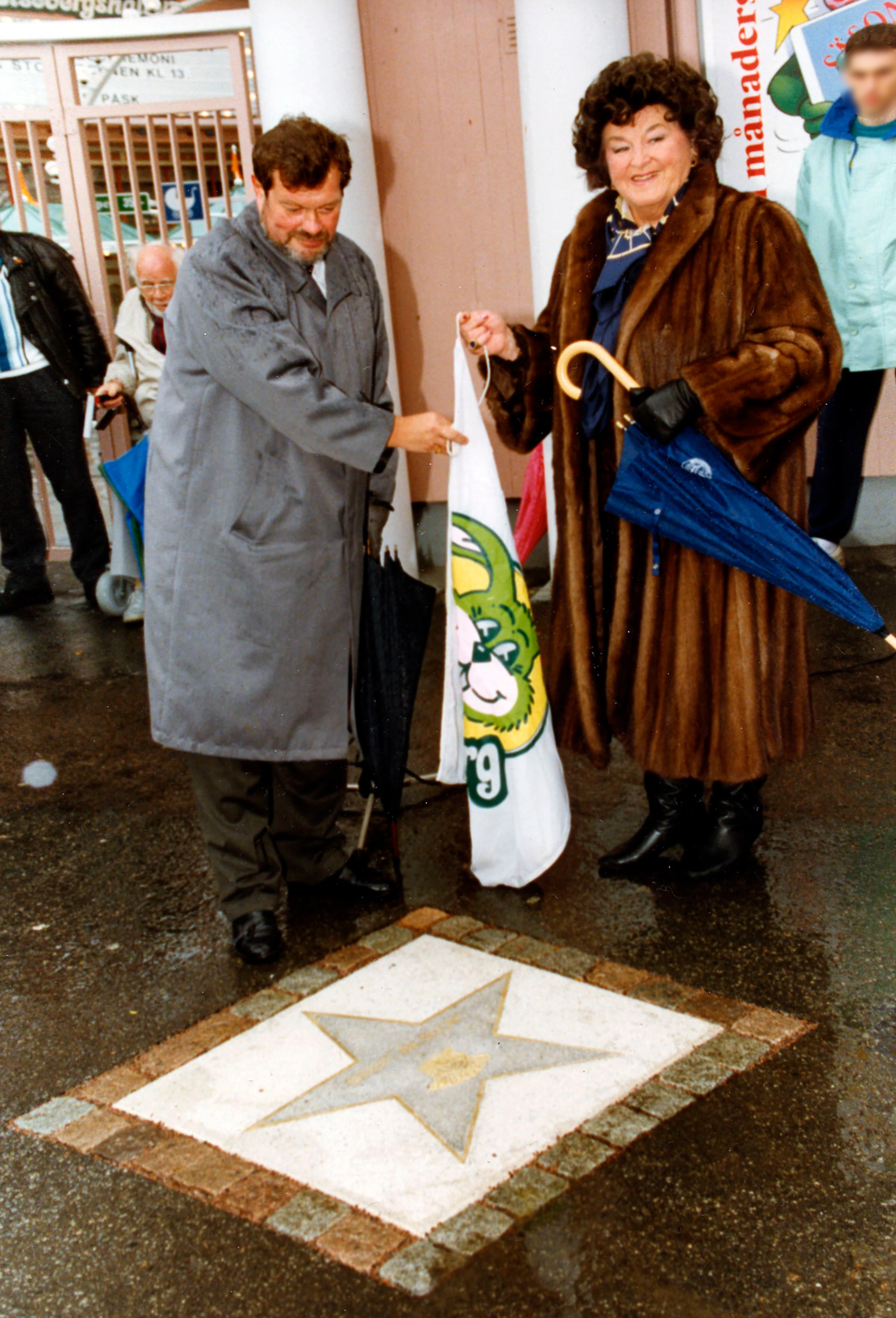 Operasångerskan Birgit Nilsson avtäcker sin stjärna på Stjärnvägen 1992.