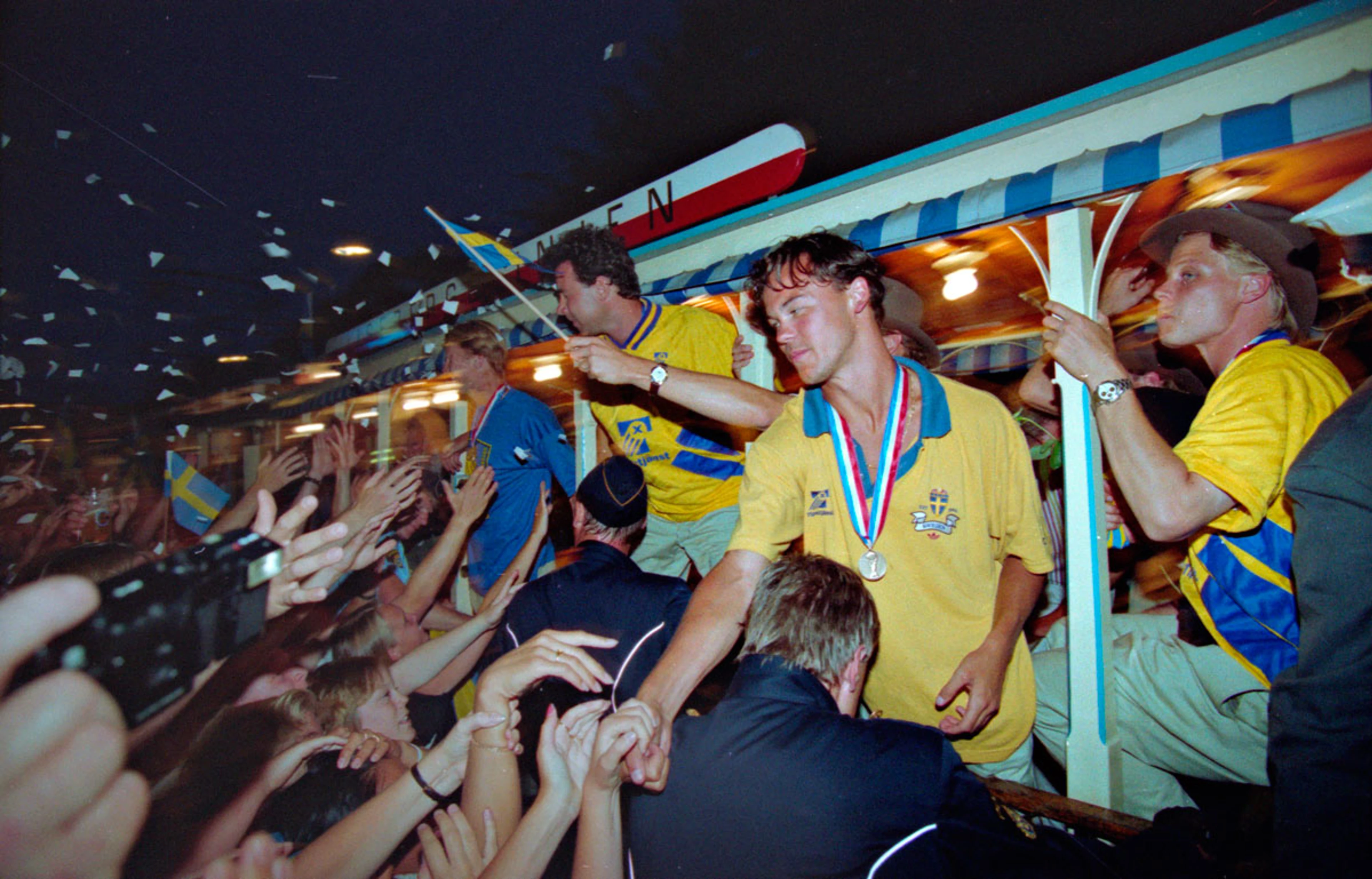 Svenska herrlandslaget i fotboll firas efter VM-bronset 1994.